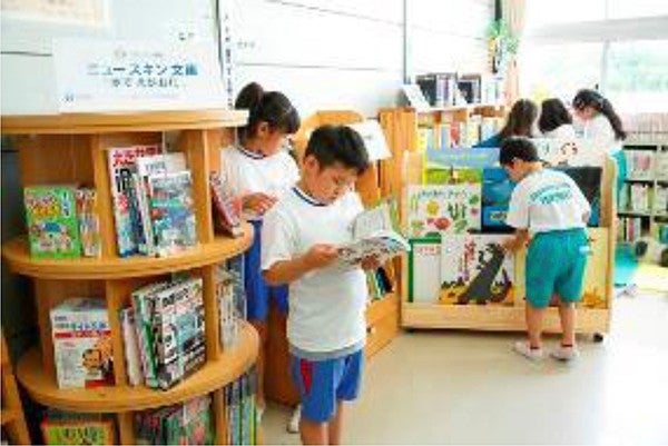 仮設校舎で寄贈した本を読む子どもたち