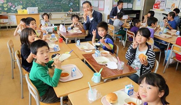 陸前高田市立気仙小学校の児童たちと