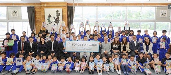 大船渡市立大船渡小学校の児童たちと一緒に給食