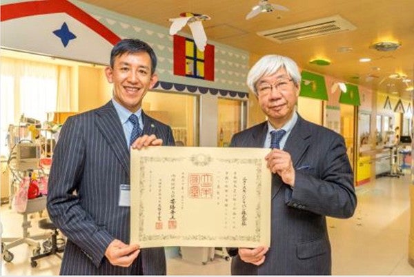 （左から小林 和則 社長、松下 功 副学長）。