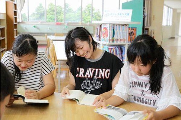 表敬訪問、小学校での贈呈式などの様子