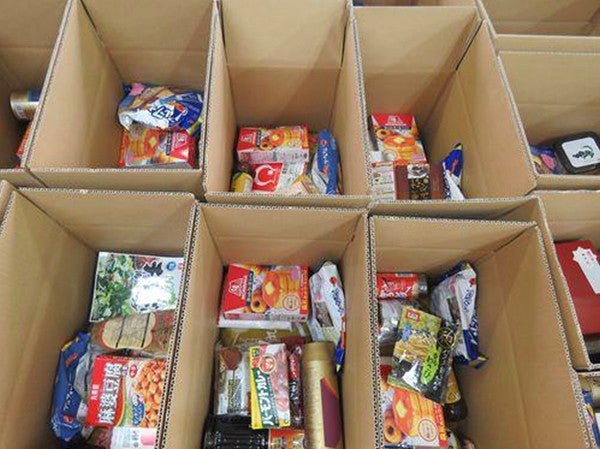 ひとり親世帯へ送る食品の箱詰め作業の様子