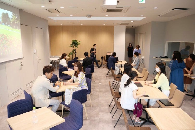 小林社長と会員代表によるテープカット